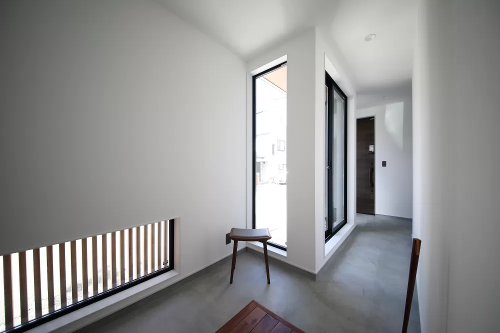 土間書斎と回遊LDKがある3階建ての家