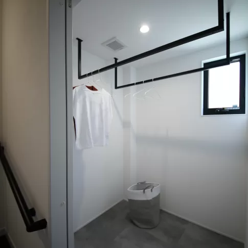 土間書斎と回遊LDKがある3階建ての家