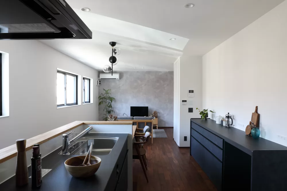 土間書斎と回遊LDKがある3階建ての家