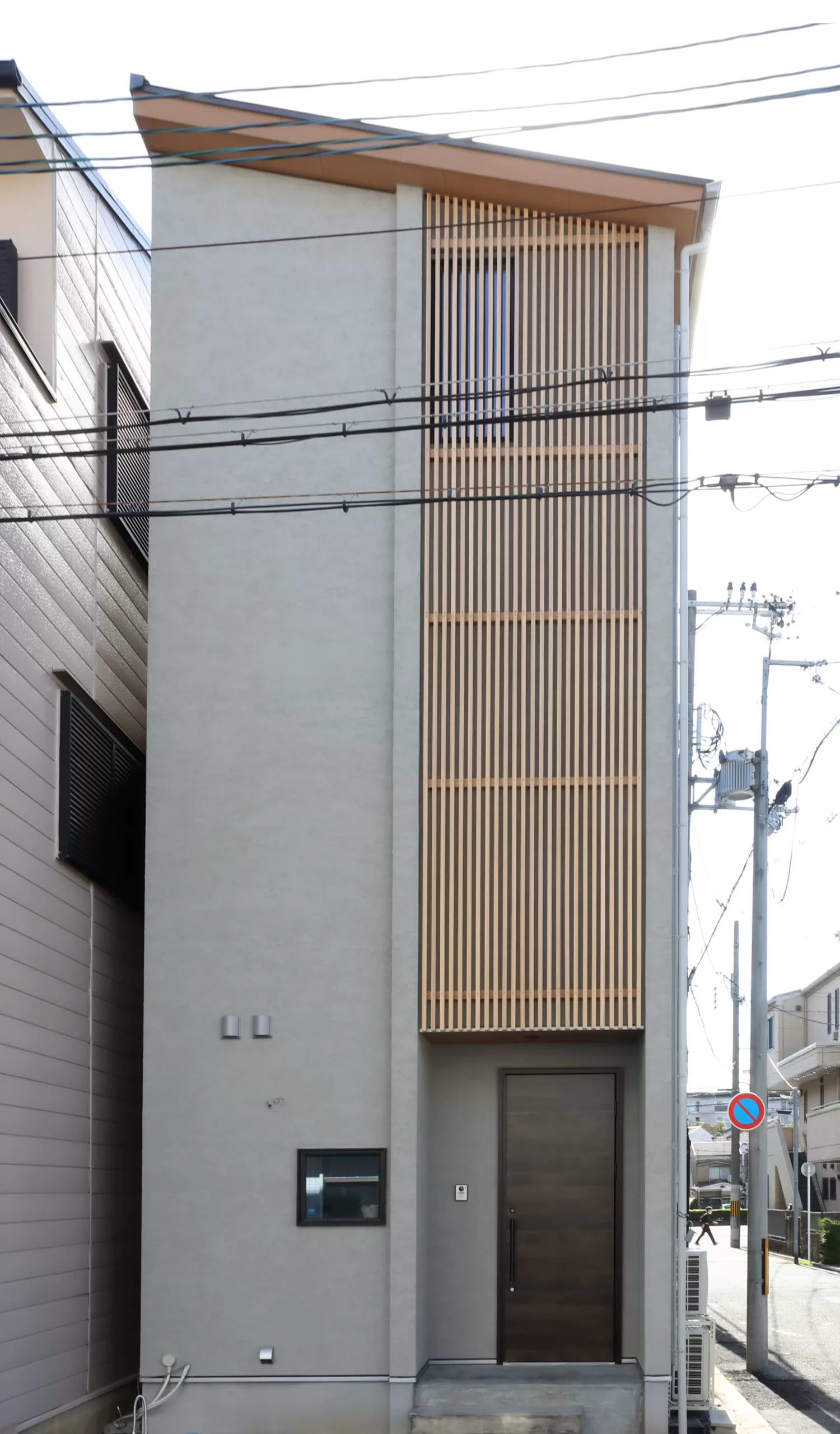 土間書斎と回遊LDKがある3階建ての家