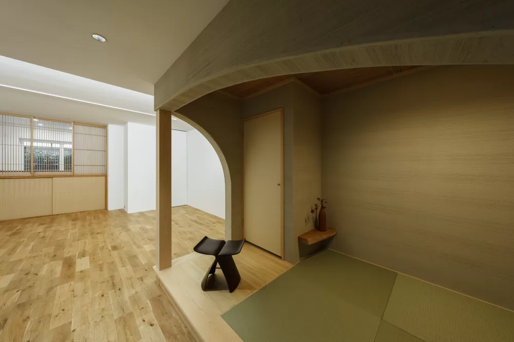 外に閉じ、内にひらく子育ての家