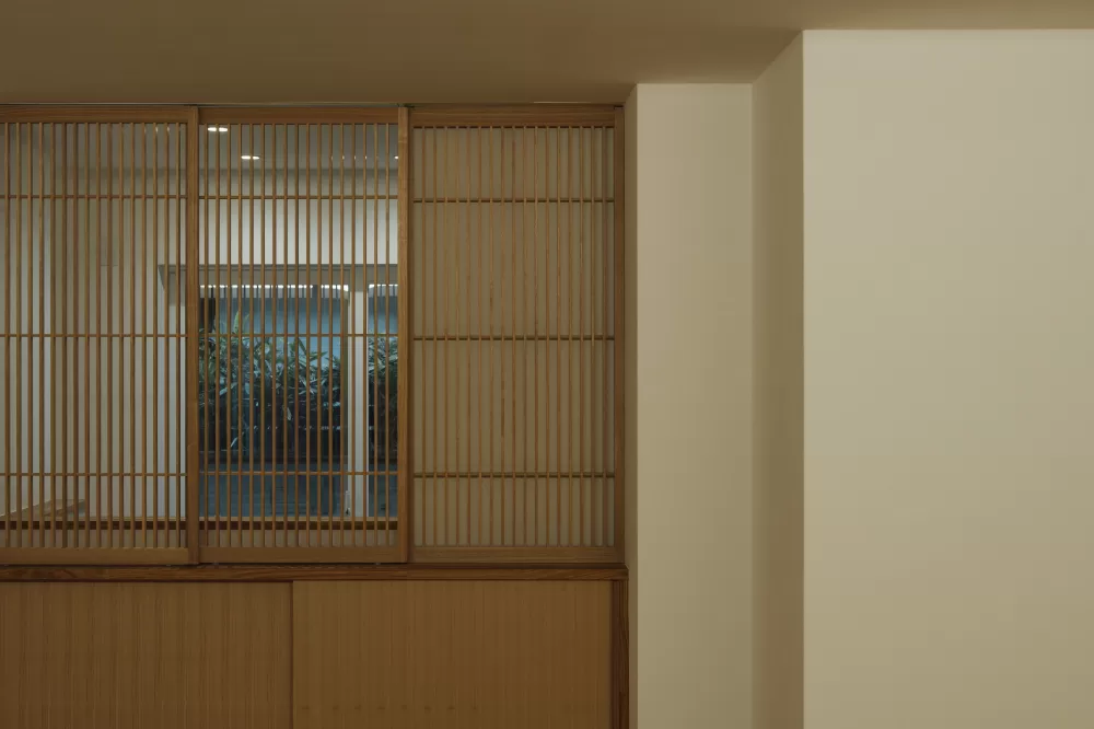 外に閉じ、内にひらく子育ての家