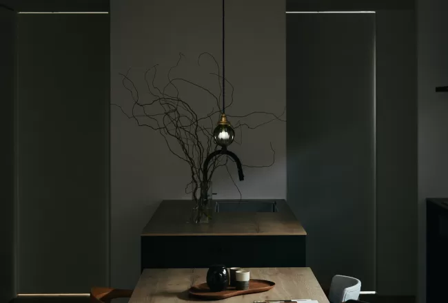 外に閉じ、内にひらく子育ての家