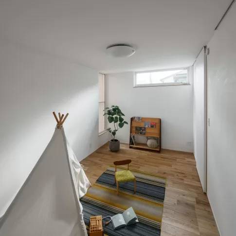 外に閉じ、内にひらく子育ての家