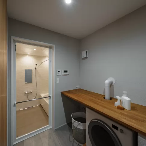 外に閉じ、内にひらく子育ての家