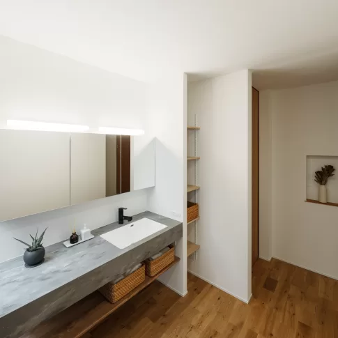 外に閉じ、内にひらく子育ての家