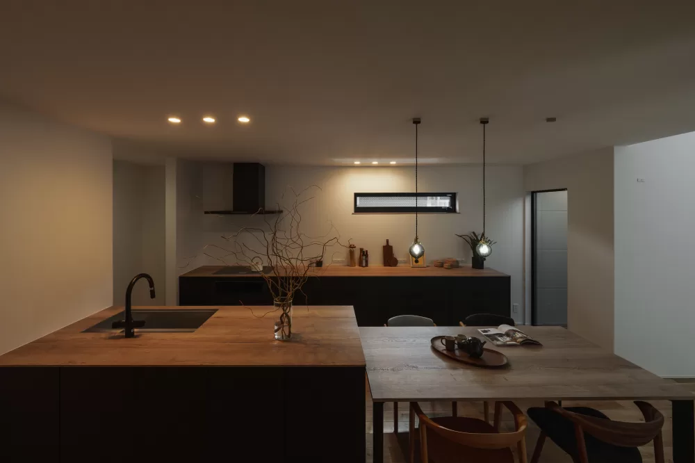 外に閉じ、内にひらく子育ての家