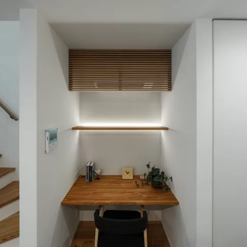 外に閉じ、内にひらく子育ての家