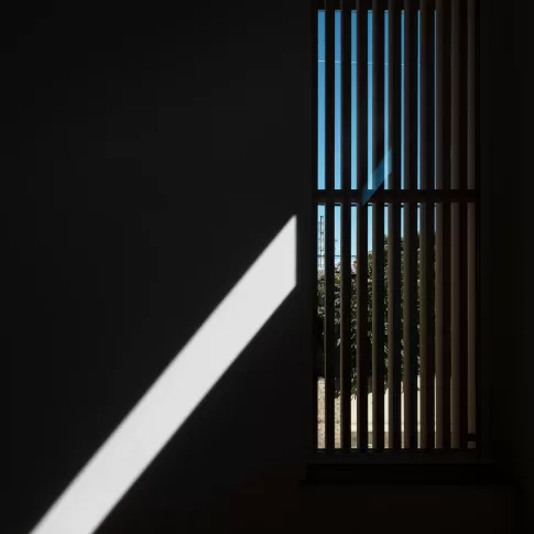 外に閉じ、内にひらく子育ての家