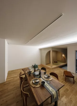 外に閉じ、内にひらく子育ての家