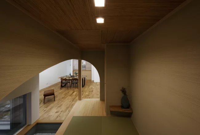 外に閉じ、内にひらく子育ての家