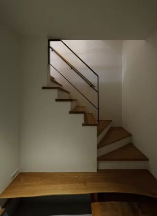 外に閉じ、内にひらく子育ての家