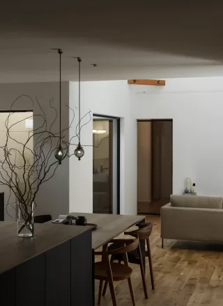 外に閉じ、内にひらく子育ての家