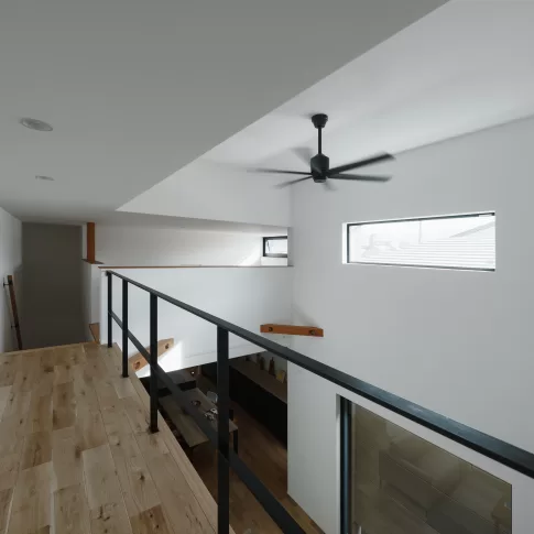 外に閉じ、内にひらく子育ての家