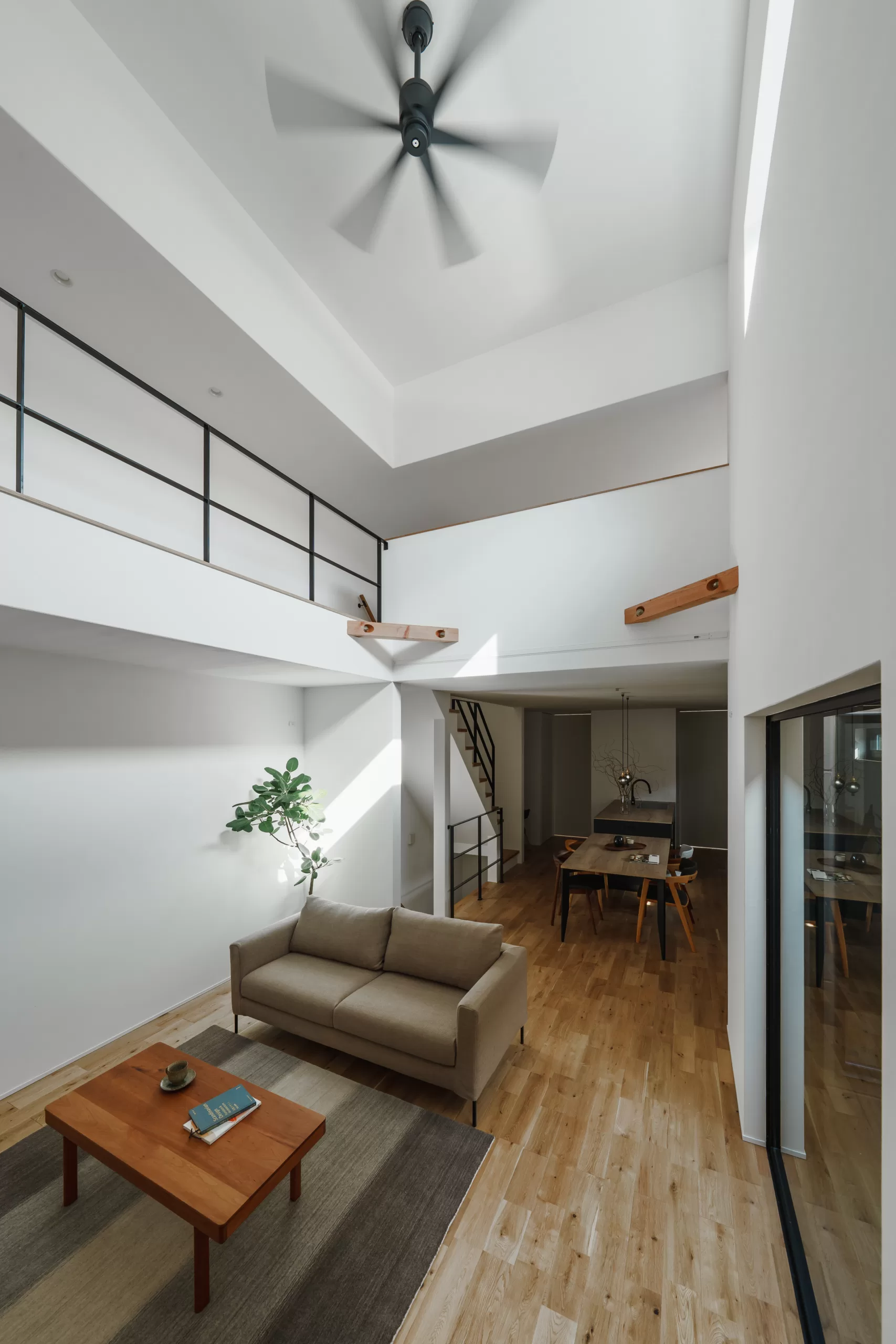 外に閉じ、内にひらく子育ての家