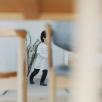 光の中で、家族の時間をそっと包む季節